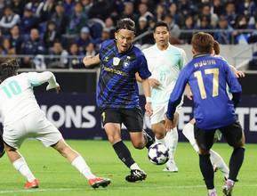 パスを出す宇佐美　ＡＣＬサッカー