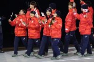 入場行進する日本の選手ら　五輪