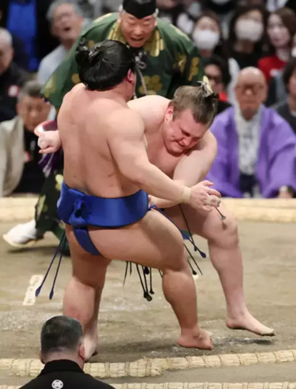 安青錦、藤ノ川退け３勝＝大相撲春場所５日目