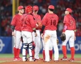 マウンドに集まる広島ナイン　プロ野球