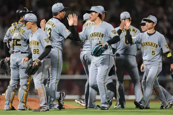 喜ぶ森下ら　プロ野球