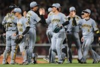 喜ぶ森下ら　プロ野球