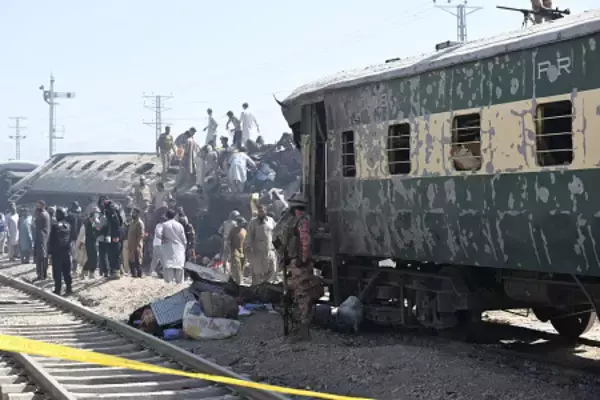 列車狙いテロか、２４人死亡