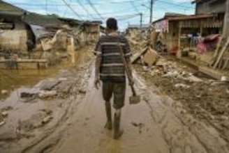 スマトラ豪雨、死者９００人超