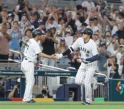 塁を回る大谷　野球