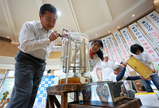 市役所屋上の蜂蜜を収穫
