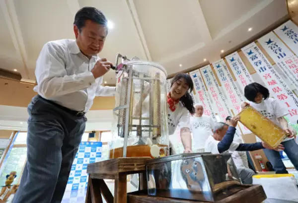市役所屋上の蜂蜜を収穫
