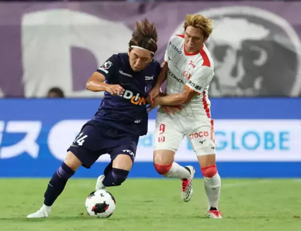 競り合う松本と浅野　Ｊリーグ
