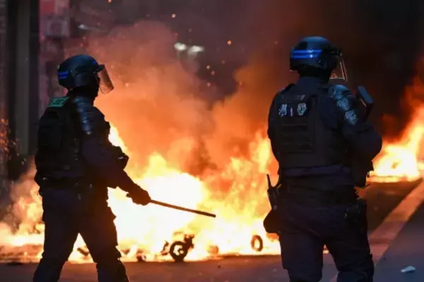 フランスの大規模暴動、世界中の右派は移民が原因と非難 マクロン氏は極左過激派の責任主張