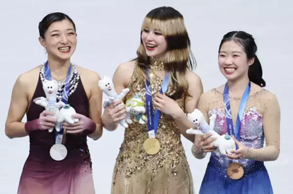 笑顔のメダリスト３人　五輪