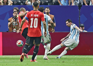 メッシの同点ゴール　Ｗ杯サッカー