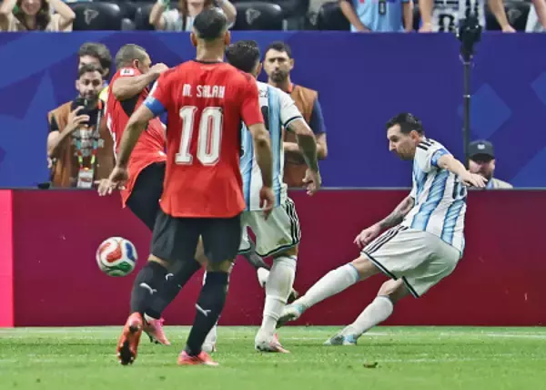 メッシの同点ゴール　Ｗ杯サッカー