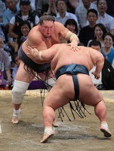 照ノ富士、１０度目Ｖ王手＝大相撲名古屋場所１３日目