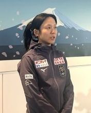 取材に応じる高木