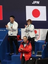 練習を見守る小林副部長　五輪