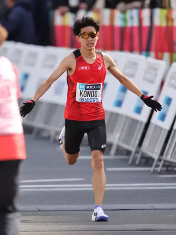 ゴールする近藤　東京マラソン