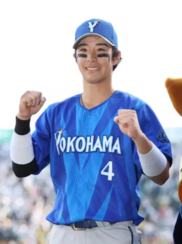 ポーズを取る度会　プロ野球