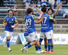 祝福される田中渉　Ｊリーグ
