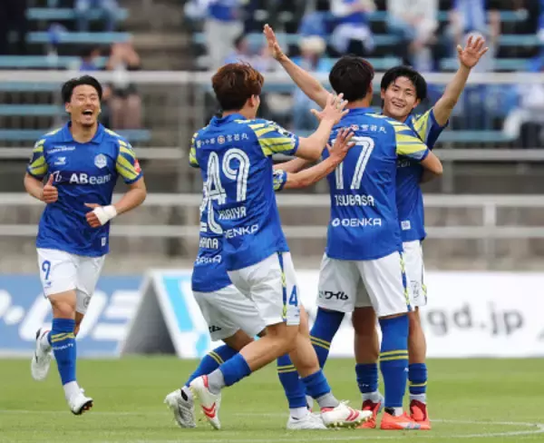 祝福される田中渉　Ｊリーグ