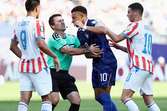 エムバペを制止する主審　Ｗ杯サッカー