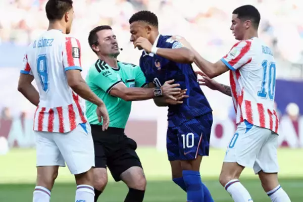 エムバペを制止する主審　Ｗ杯サッカー