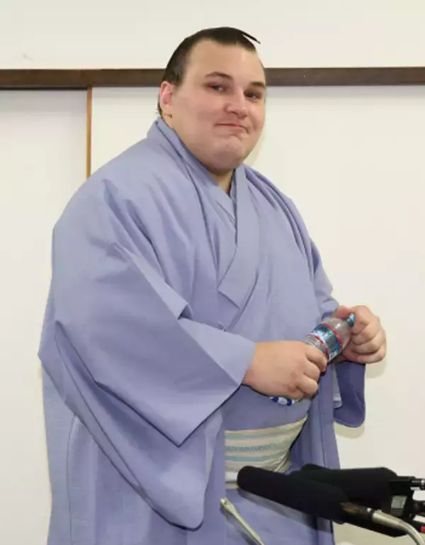 会見を終えた安青錦