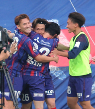 祝福される長倉　Ｊリーグ