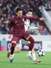 競り合う井手口　ＡＣＬサッカー
