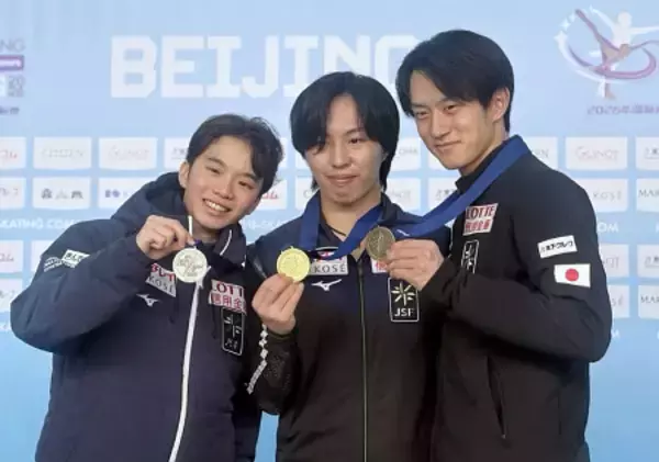 撮影に応じるフィギュア日本男子