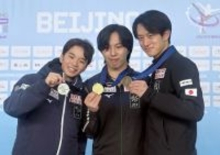 撮影に応じるフィギュア日本男子