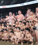 「記念撮影する白鵬さん」の画像1