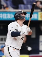 シーモアの勝ち越し２ラン　プロ野球