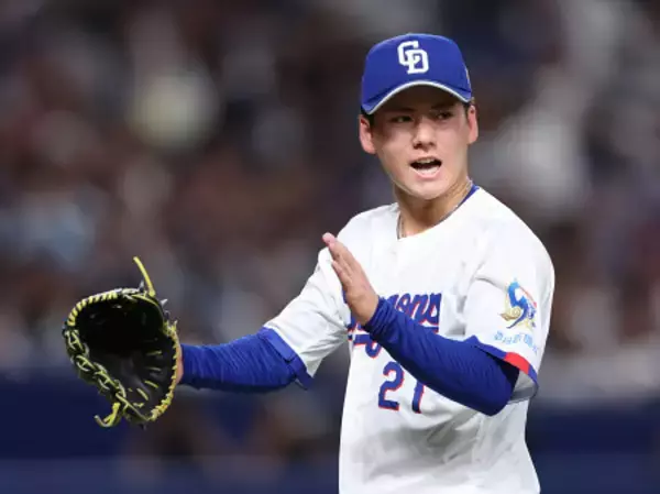 グラブをたたく金丸　プロ野球