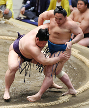 義ノ富士の寄り切り