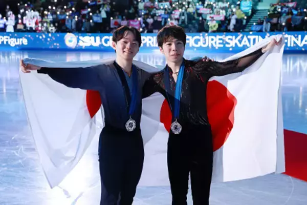 笑顔の鍵山と佐藤　フィギュア