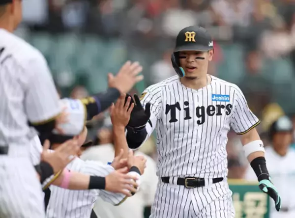 祝福される佐藤　プロ野球