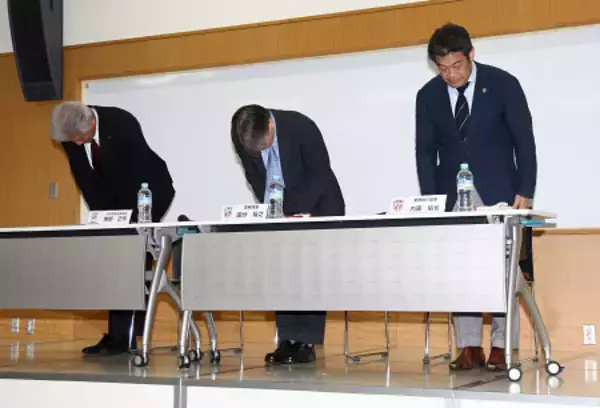 頭を下げる国分専務理事ら