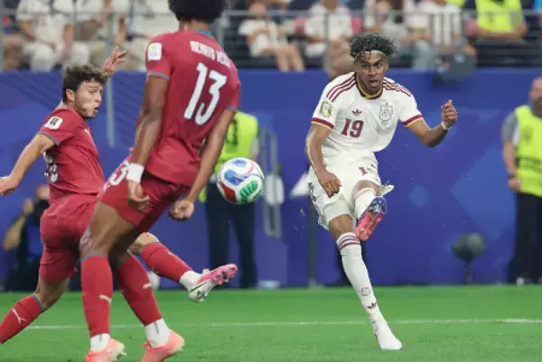 シュートを放つヤマル　Ｗ杯サッカー