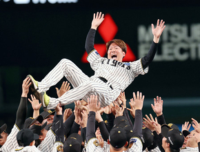 胴上げされる西勇　プロ野球