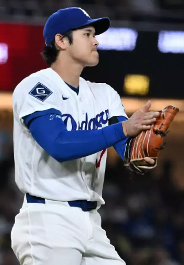 グラブをたたく大谷　大リーグ