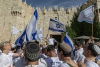イスラエル人、エルサレムの日の行進で「アラブ人に死を」 と叫ぶ 乱暴狼藉も
