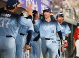「迎えられる小島　プロ野球」の画像1