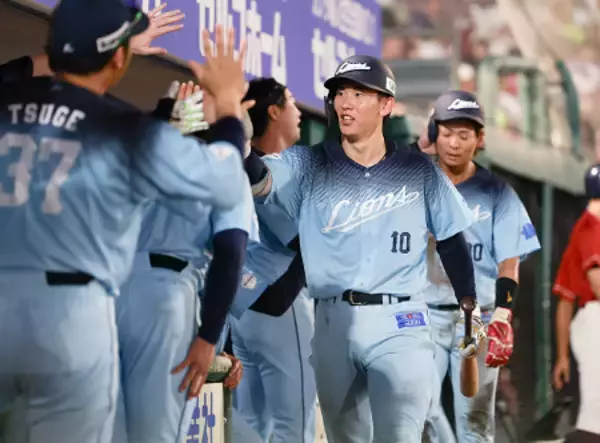 迎えられる小島　プロ野球