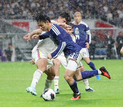 攻め込む上田　サッカー日本代表