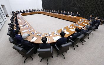 景気判断、全９地域据え置き