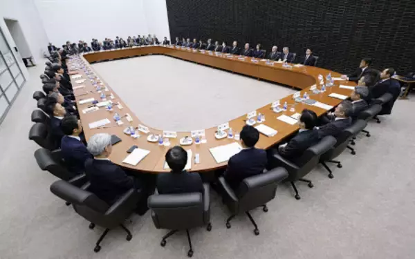 景気判断、全９地域据え置き