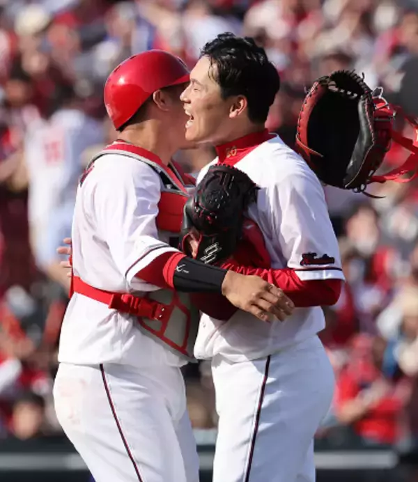 「完封勝利の栗林　プロ野球」の画像