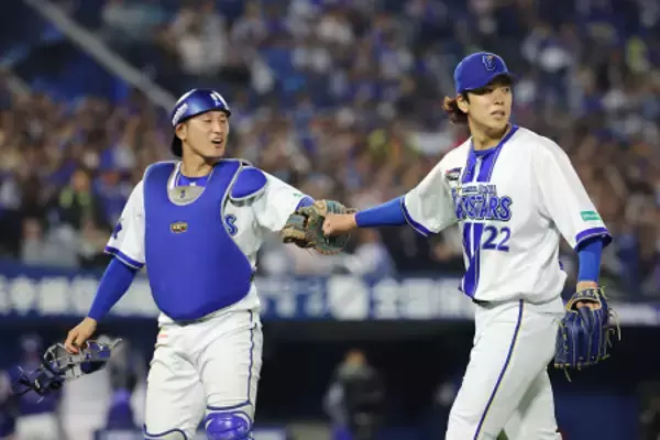 ベンチへ戻る入江と松尾　プロ野球