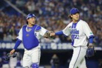 ベンチへ戻る入江と松尾　プロ野球