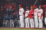「肩を落とす新井監督ら　プロ野球」の画像1